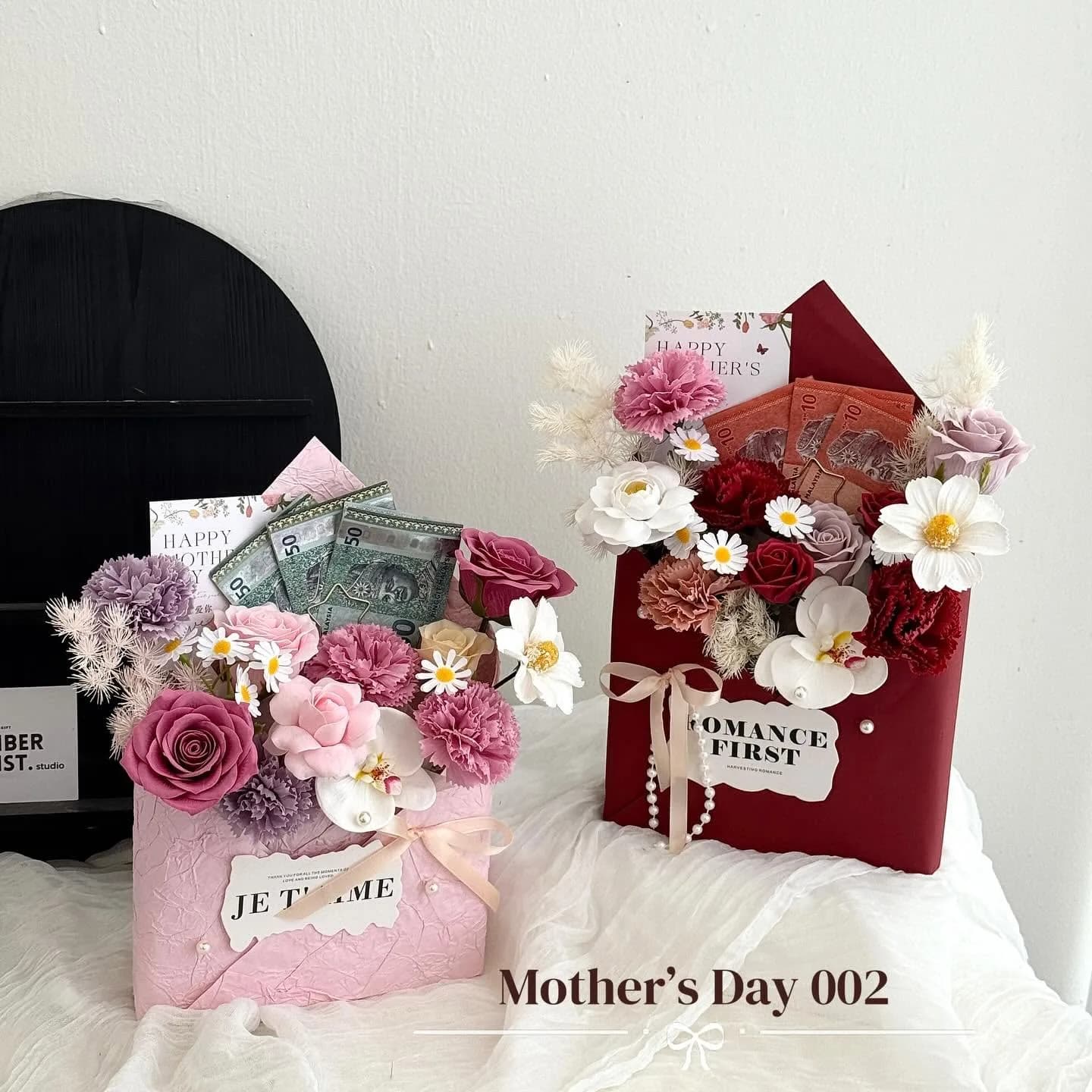 Mother's Day 002 — Gift Set — Bouquet with a keepsake gift box in rose and burgundy